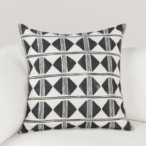 Nubia - 18" Round Pillow - Black / White