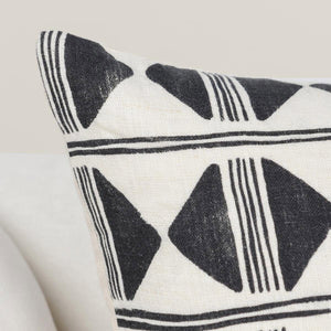 Nubia - 18" Round Pillow - Black / White
